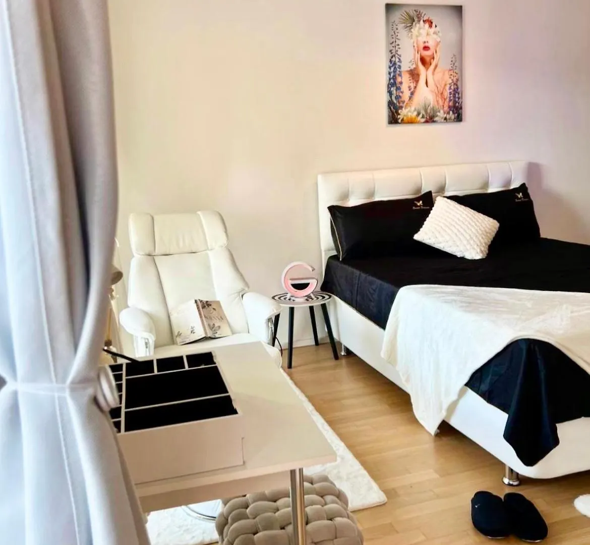 Belvedere White Apartment Vienna